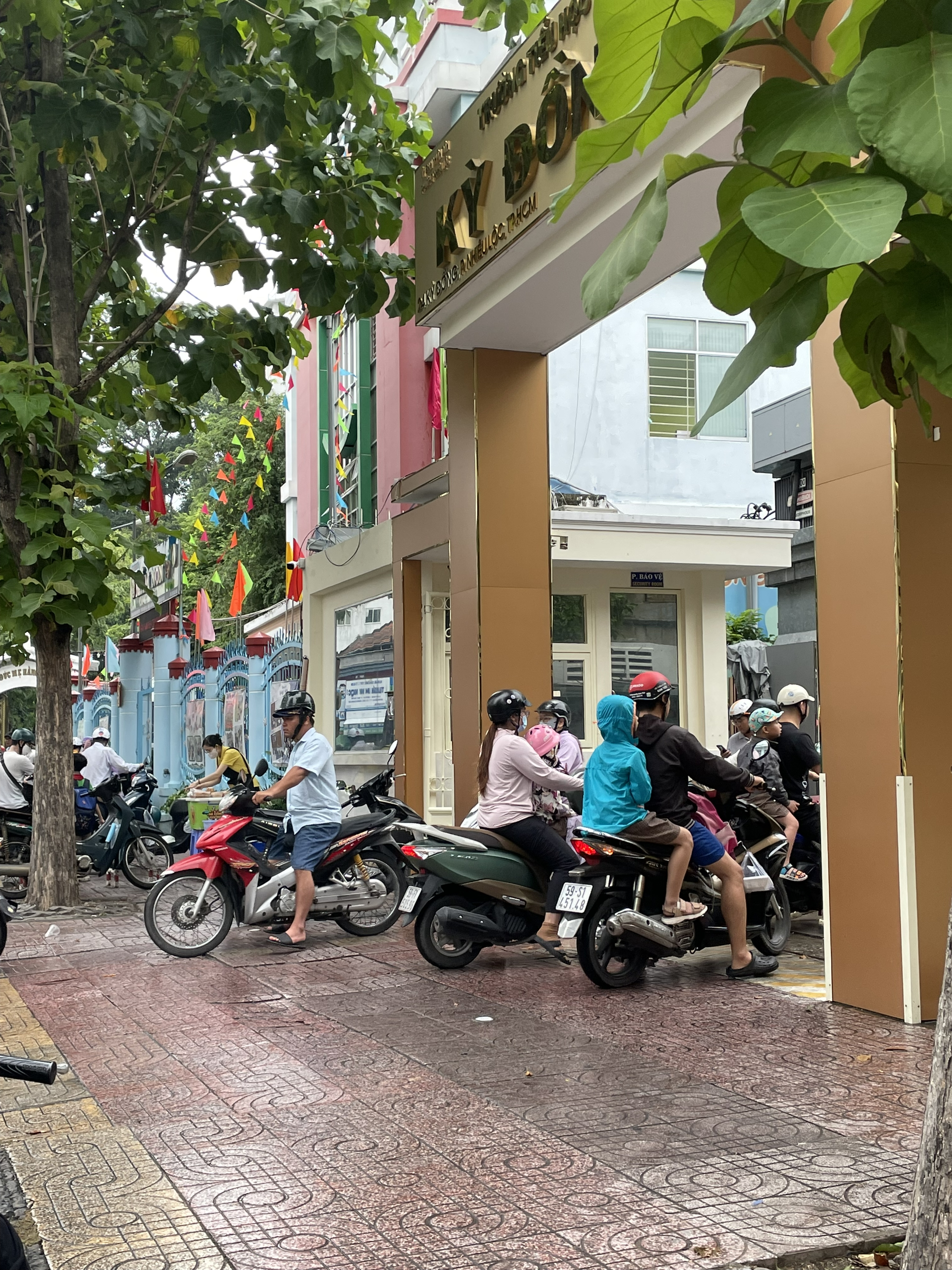 Chuyện đưa rước con đi học